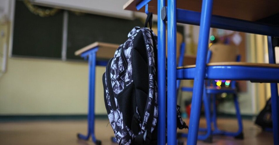 zdjęcie: Prezydent zawetował nowelizację umożliwiającą wdrożenie w szkołach reformy programowej / Warszawa, 09.12.2025. Plecak w sali lekcyjnej w Szkole Podstawowej nr 103 w Warszawie, 9 bm. (sko) PAP/Leszek Szymański