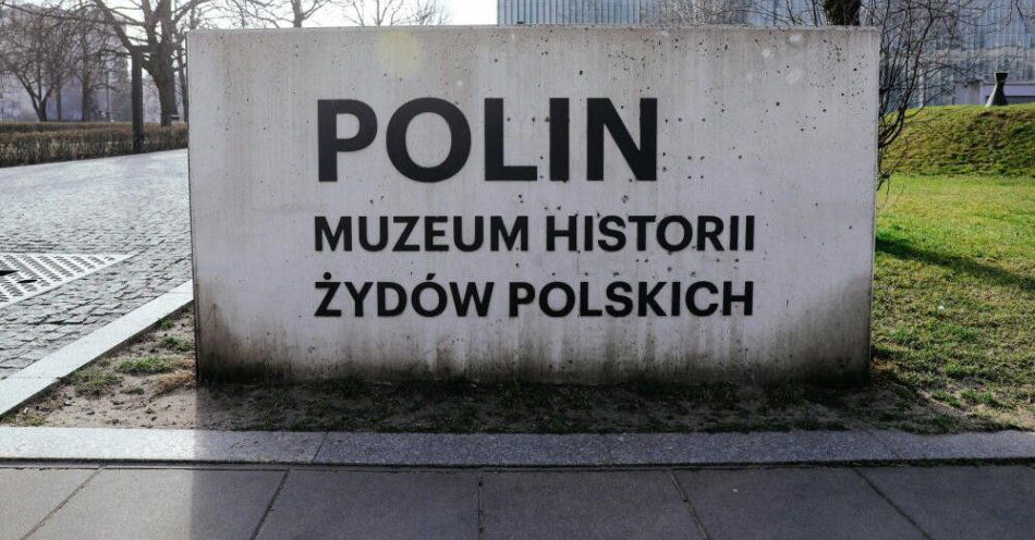 zdjęcie: Muzeum Polin o wpisie Yad Vashem: o przeszłości trzeba pisać odpowiedzialnie / Warszawa, 26.03.2022. Plac Bohaterów Getta Warszawskiego i tablica przed Muzeum Historii Żydów Polskich POLIN przy ul. Mordechaja Anielewicza 6. (az/awol)
PAP/Albert Zawada