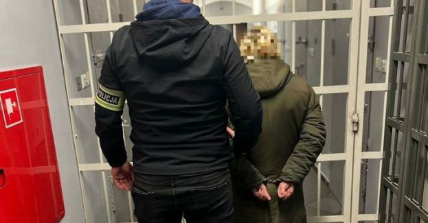 Zapewniał policjantów, że nikogo nie ma w domu, a tym bardziej kobiety z dzieckiem