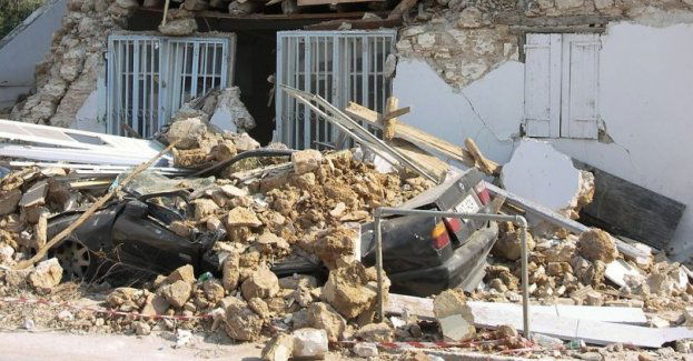 Pod gruzowiskiem zawalonej ściany kamienicy znaleziono ciało 52-latka