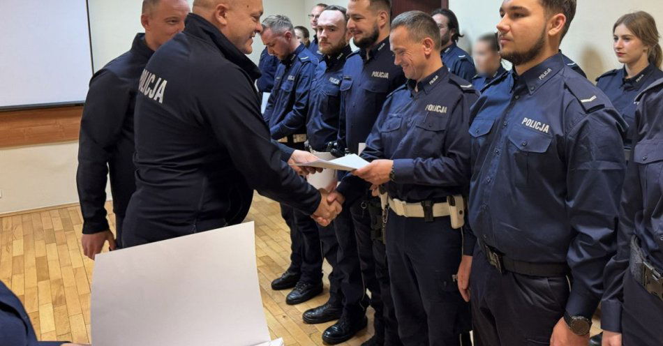 zdjęcie: 24 policjantów z krakowskiej komendy otrzymało awanse / fot. KMP w Krakowie