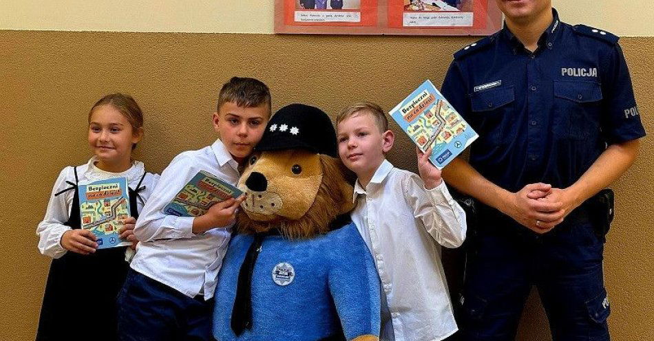 zdjęcie: Jaworscy policjanci uczą dzieci bezpiecznej drogi do szkoły / fot. KPP w Jaworze
