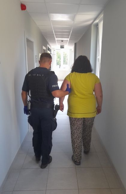 Ukradła portfel i używała cudzej karty bankowej - usłyszała 6 zarzutów od policjantów