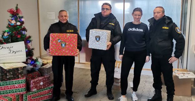 Strażnicy miejscy z mikołajkową wizytą u dzieci z hospicjum