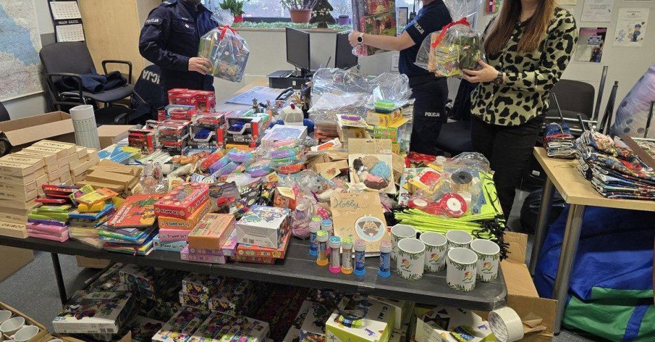 zdjęcie: Policjanci odwiedzili małych pacjentów w Bielsku-Białej / fot. KMP w Bielsku-Białej