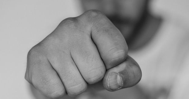 Trzech mężczyzn pobiło 20-latka i zmusiło go do zrobienia przelewu pieniędzy