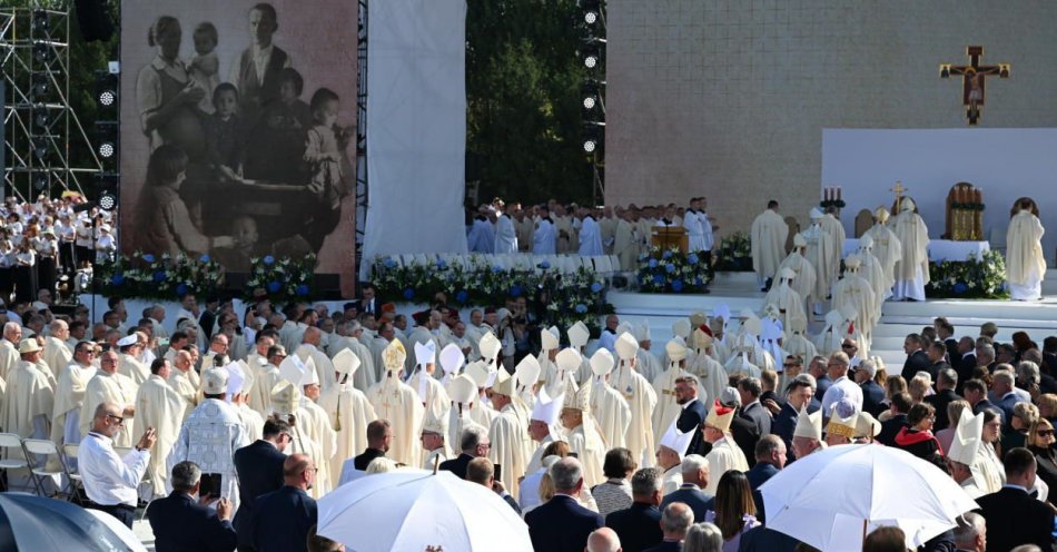 zdjęcie: W mszy beatyfikacyjnej rodziny Ulmów uczestniczyło ok. 37 tys. wiernych / fot. PAP
