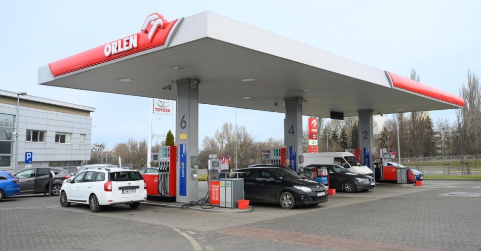 zdjęcie: Ceny paliw w Polsce niezmiennie pozostają jednymi z najniższych w Europie / fot. PAP