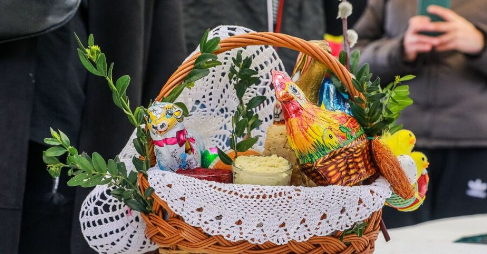zdjęcie: Tradycyjne święcenie pokarmów na Rynku Głównym / fot. UM Kraków / Fot. Bogusław Świerzowski / krakow.pl