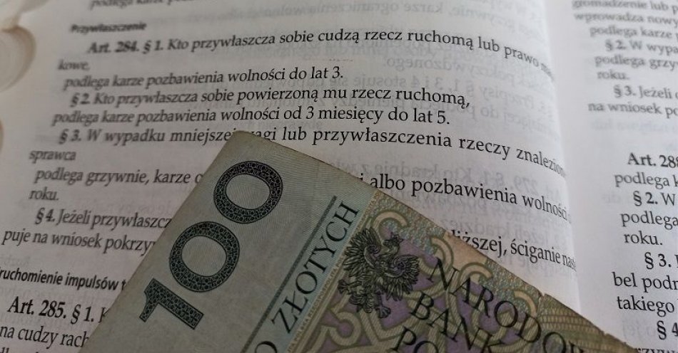 zdjęcie: Nieuczciwa listonoszka przywłaszczyła pieniądze klientów / fot. KMP w Legnicy