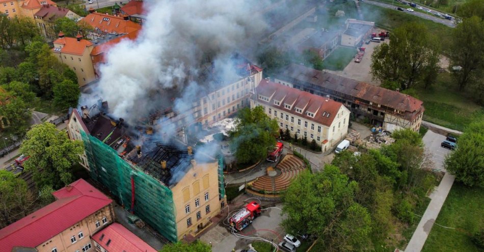 zdjęcie: Pożar uczelni w Gorzowie Wlkp. opanowany; straty są ogromne / fot. PAP