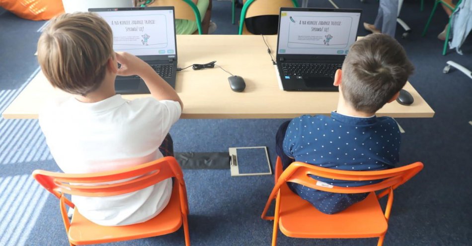 zdjęcie: Laptopy otrzymane w 2023 r. przez uczniów i nauczycieli zwolnione z PIT / fot. PAP