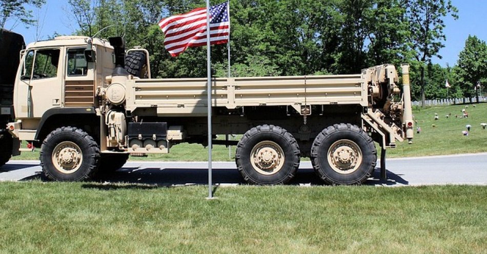 zdjęcie: Zdarzenie drogowe z udziałem amerykańskiego pojazdu wojskowego; dwóch żołnierzyw szpitalu / pixabay/14063