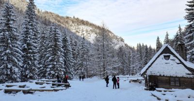 W Tatrach może przybyć nawet 40 cm śniegu w ciągu doby; trudne warunki na szlakach