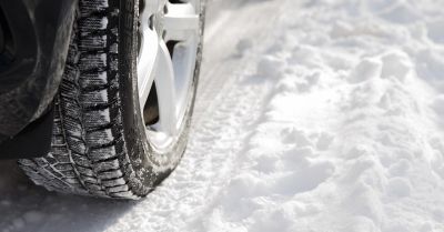Aż 71% Polaków uważa, że stosowanie opon letnich w warunkach zimowych powinno być zakazane