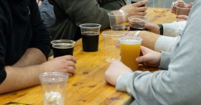 Badanie: 84 proc. Polaków pije alkohol, 28 proc. robi to minimum raz w tygodniu