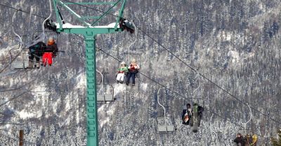 Beskidy: trudne warunki na szlakach; na trasach narciarskich tłumy, a w dolinach smog