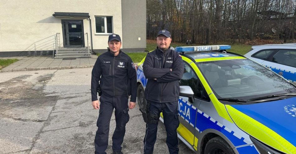 zdjęcie: Brawurowa akcja policjantów uratowała mężczyznę z pożaru / fot. KMP w Częstochowie