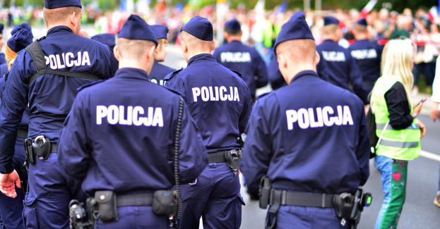 Czterech policjantów oskarżonych wz. z uliczną interwencją; zatrzymany zmarł