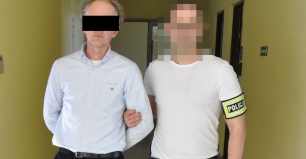 Oszust zatrzymany przez kryminalnych, gdy przejechał odebrać 100 tys. zł.