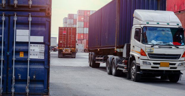 Zatrzymani w trakcie przeładunku towarów ekskluzywnych marek z tira do samochodu osobowego