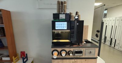 Komu przeszkadza kawa w automatach i dlaczego Polacy płacą tak dużo za plastikowe kubki? Rada Przedsiębiorców apeluje o rozsądek i zmiany w prawie