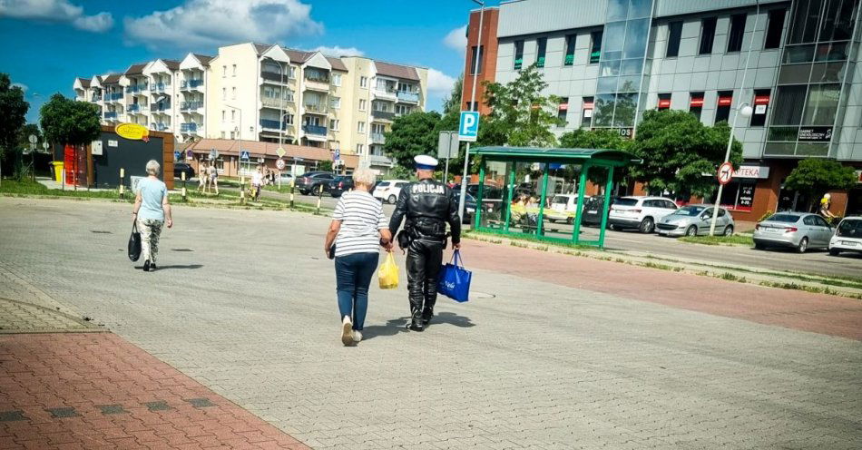 zdjęcie: Zamiast upomnienia - pomoc. Policjanci zanieśli kobiecie zakupy, zaprowadzili do apteki / fot. KMP Gorzów Wielkopolski