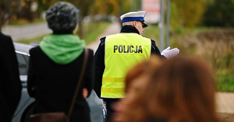 zdjęcie: Zduńskowolscy policjanci czuwają nad bezpieczeństwem odwiedzających cmentarze / fot. KPP w Zduńskiej Woli