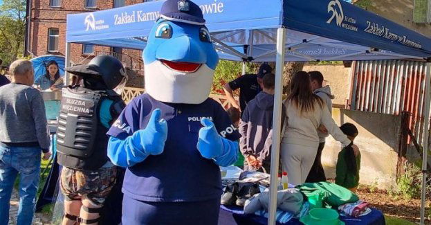 Bezpieczny plac zabaw z koronowskimi policjantami