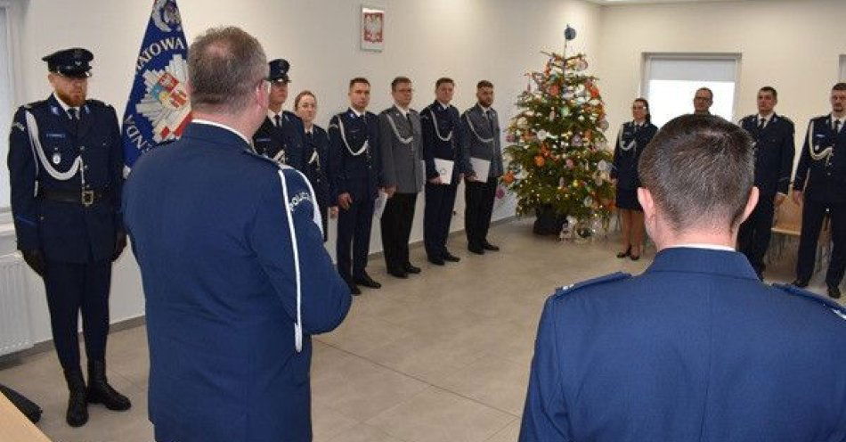 zdjęcie: Pięciu policjantów odebrało awanse na sierżantów w Gostyniu / fot. KPP Gostyń Awansowali na stopień sierżanta Policji #1