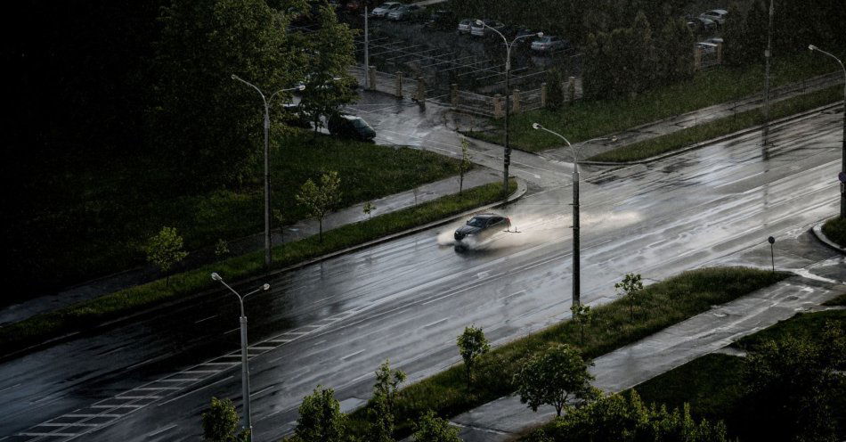 zdjęcie: Ulewne opady; zamknięta podtopiona zakopianka / v12477894