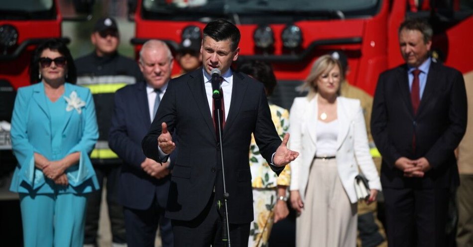 zdjęcie: 63 wozy strażackie przekazane jednostkom Ochotniczej Straży Pożarnej / fot. PAP