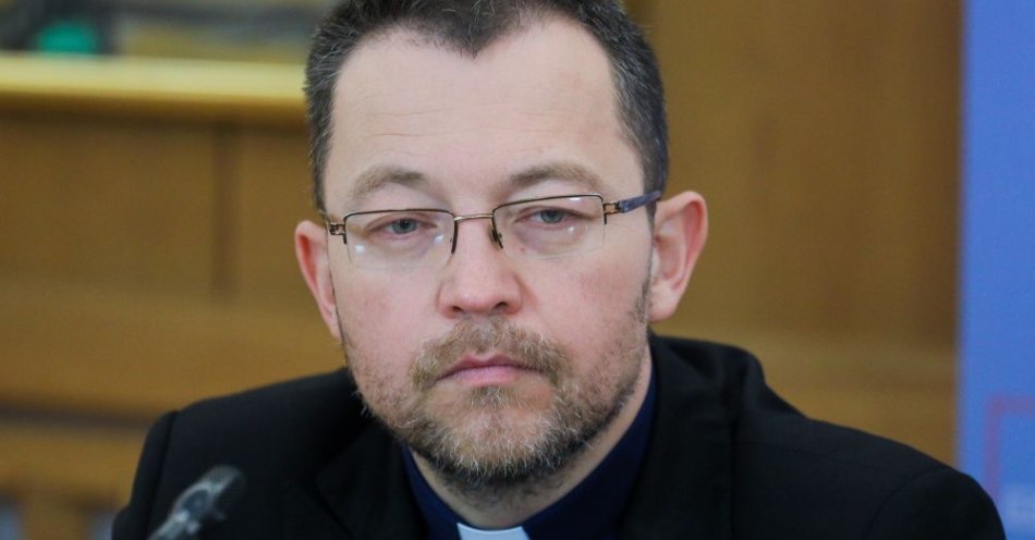 zdjęcie: Ks. Koprianiuk: wizerunek Kościoła nie przekłada się na liczbę powołań, wyzwaniem są skandale / Warszawa, 18.05.2023. Dyrektor Biura Organizacyjnego Światowych Dni Młodzieży w Polsce ks. Tomasz Koprianiuk podczas spotkania z przedstawicielami mediów w siedzibie KEP w Warszawie, 18 bm. Wśród tematów spotkania z dziennikarzami były m.in. kwestie przygotowań do Światowych Dni Młodzieży w Lizbonie oraz aktualne zagadnienia z życia Kościoła. (mr) PAP/Paweł Supernak