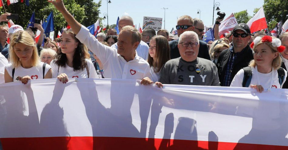 zdjęcie: Jesteśmy tu dzisiaj, żeby wszyscy zobaczyli, ilu nas jest gotowych walczyć o wolność i demokrację / fot. PAP