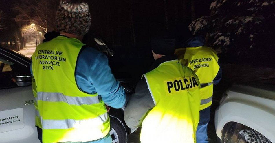 zdjęcie: Policjanci i inspektorzy WIOŚ ujawnili możliwe zanieczyszczanie rzeki / fot. KPP w Lęborku