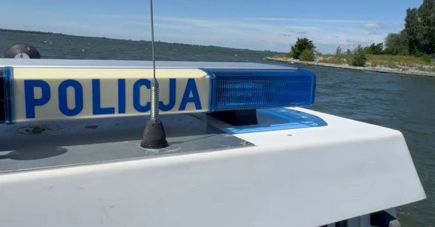Przewrócona żaglówka na Jeziorsku - na pomoc ruszyli policyjni wodniacy