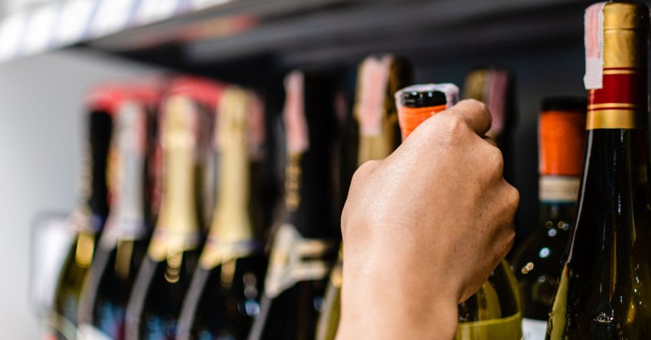 zdjęcie: Ukradł alkohol za 64,99 zł. Musi zapłacić mandat w wysokości 2000 zł / v32399693
