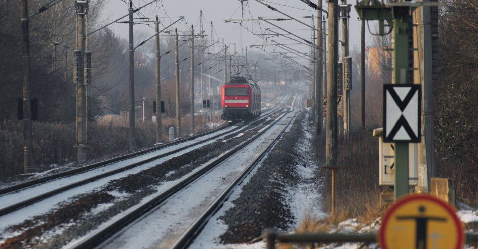 zdjęcie: Zderzenie pociągu z autem pod Koszalinem; koleją do Kołobrzegu przez Białogard (aktl.) / v53454999