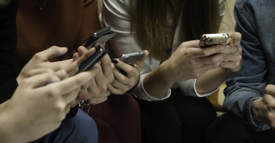 zdjęcie: Wprowadzenie zakazu korzystania ze smartfonów w szkołach jest możliwe / v36934851