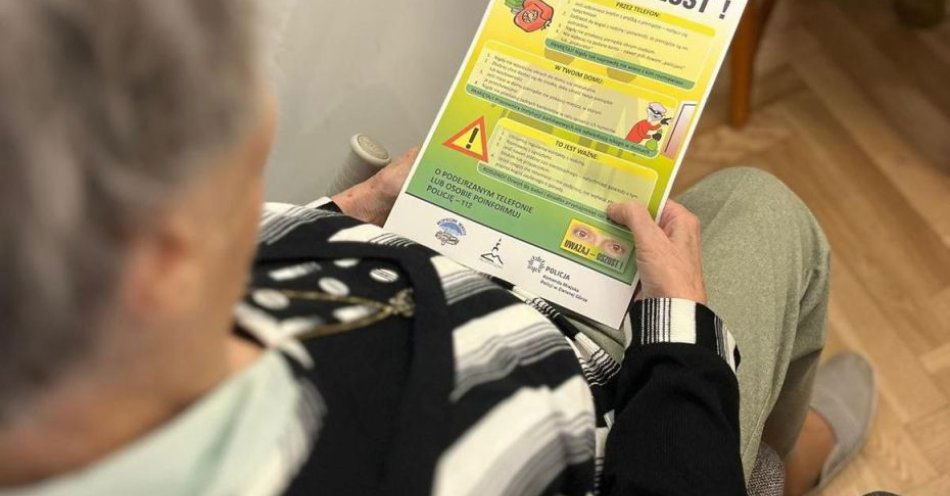 zdjęcie: Seniorzy uczą się jak nie dać się internetowym oszustom / fot. KMP Zielona Góra