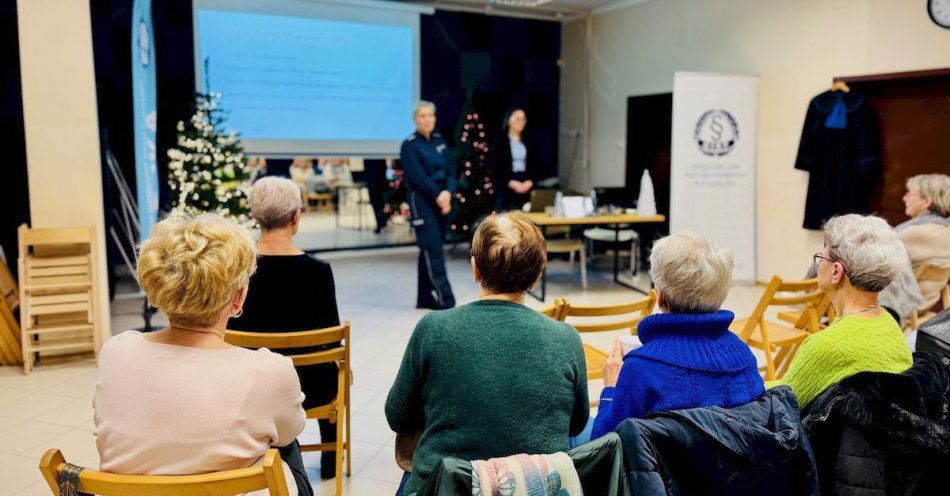 zdjęcie: Warsztaty dla seniorów w Słupsku uczą jak unikać oszustw / fot. KMP w Słupsku