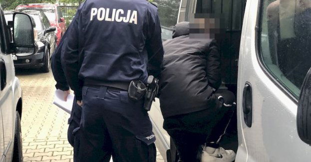 Dwóch dwudziestolatków zatrzymanych za rozboje i kradzież samochodu