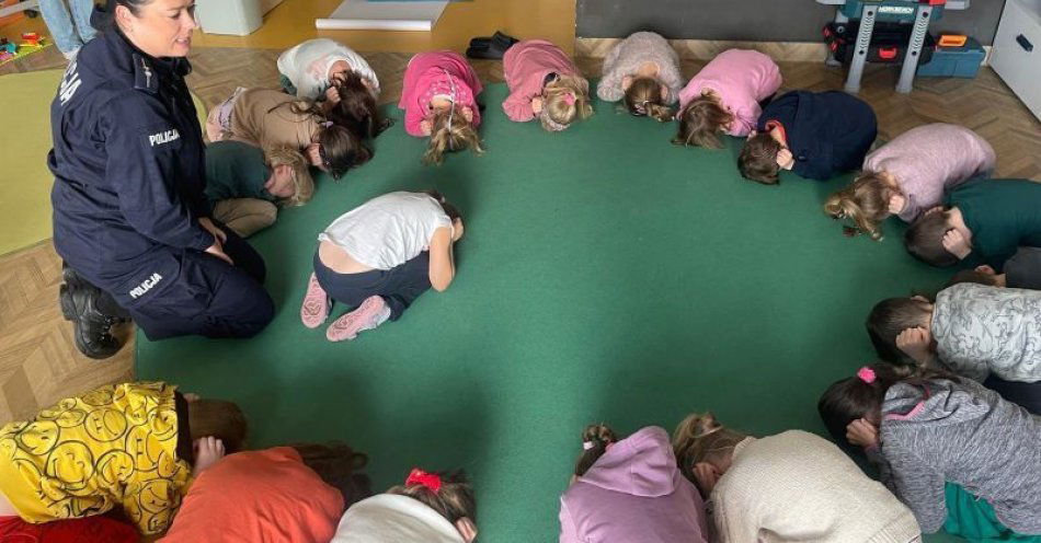 zdjęcie: Policjantki uczą przedszkolaków zasad bezpieczeństwa w Gdyni / fot. KMP w Gdyni