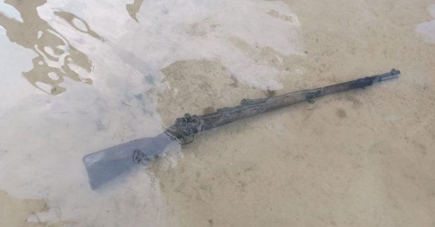 Znalazł broń w Jeziorze Białym