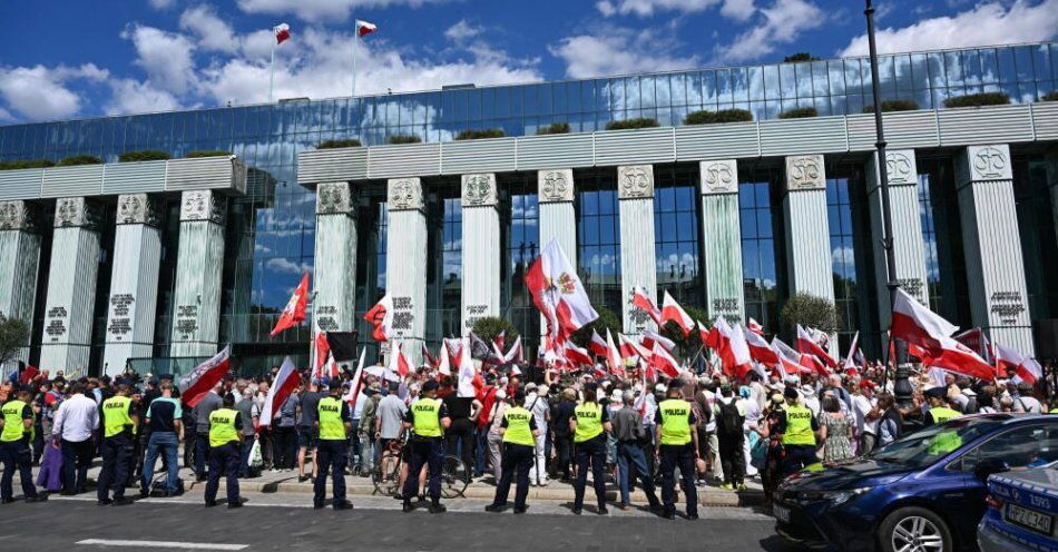zdjęcie: Przed Sądem Najwyższym demonstrują zwolennicy Nawrockiego oraz KOD / fot. PAP