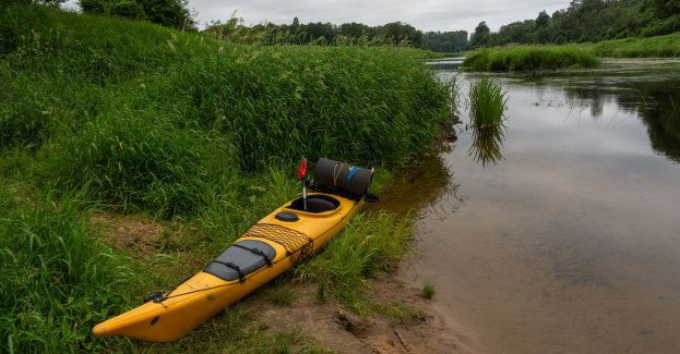 3-latek wypadł z kajaka i wpadł do wody, pomógł zgłaszający