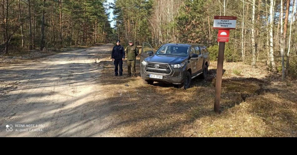 zdjęcie: Dzielnicowy oraz leśnik na wspólnej kontroli terenów leśnych / fot. KPP w Sokołowie Podlaskim