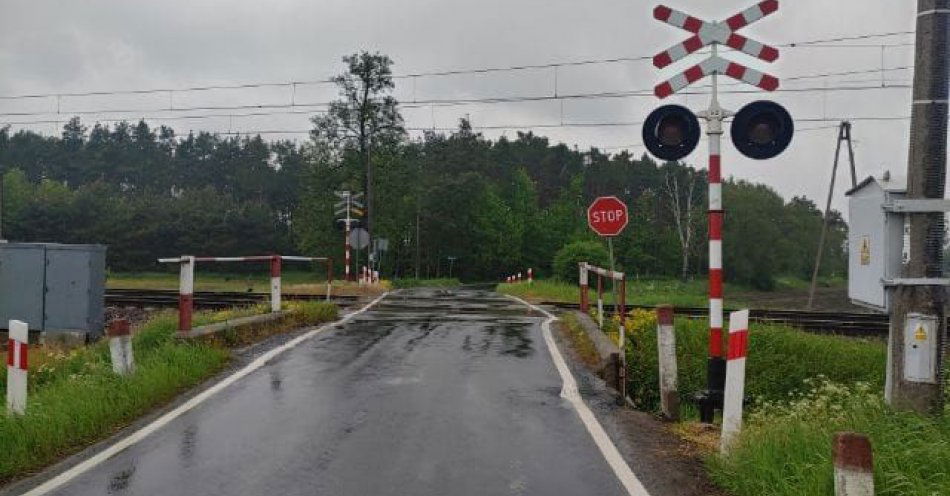 zdjęcie: Skrajnie nieodpowiedzialne zachowanie kierowcy na przejeździe kolejowym / fot. KWP w Bydgoszczy