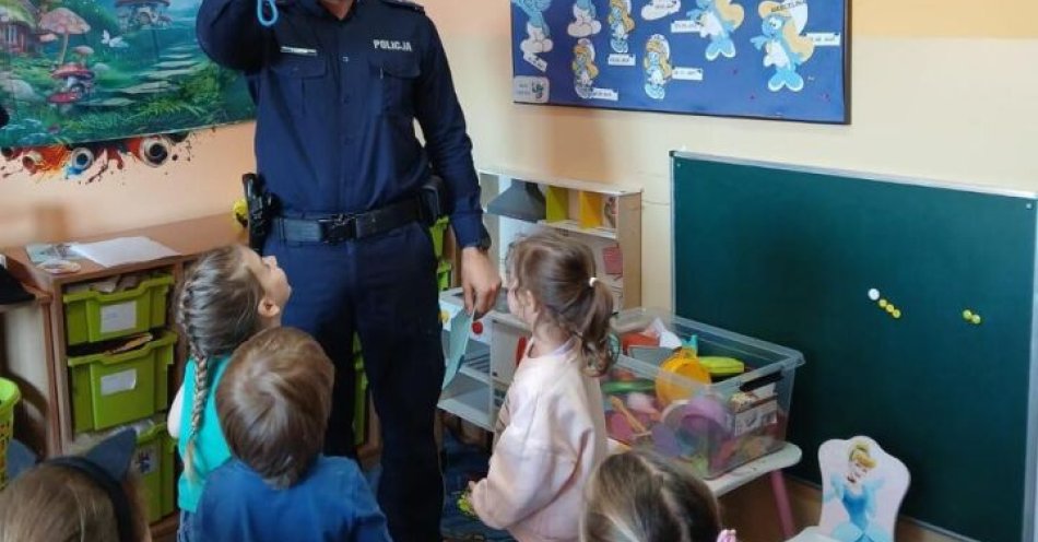 zdjęcie: Policjanci i leśniczka uczą przedszkolaków bezpieczeństwa / fot. KMP w Toruniu