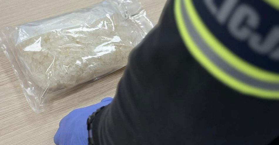 zdjęcie: Ponad kilogram metamfetaminy znaleziony pod maską Forda / fot. KPP Gostyń